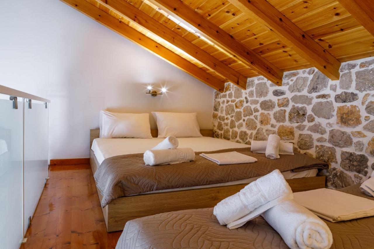 Adrian's Luxury 1 *